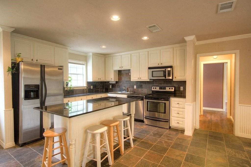 1804 Panhandle St - Photo 6 of 12