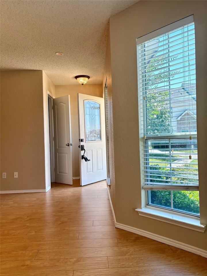 5744 Giddyup Ln - Photo 5 of 38