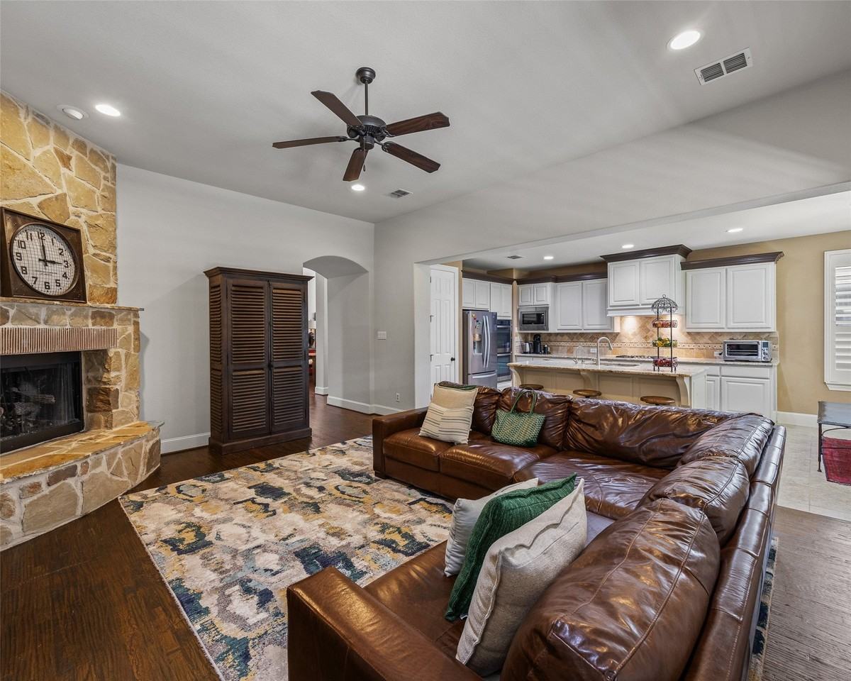 309 Longhorn Dr - Photo 4 of 21