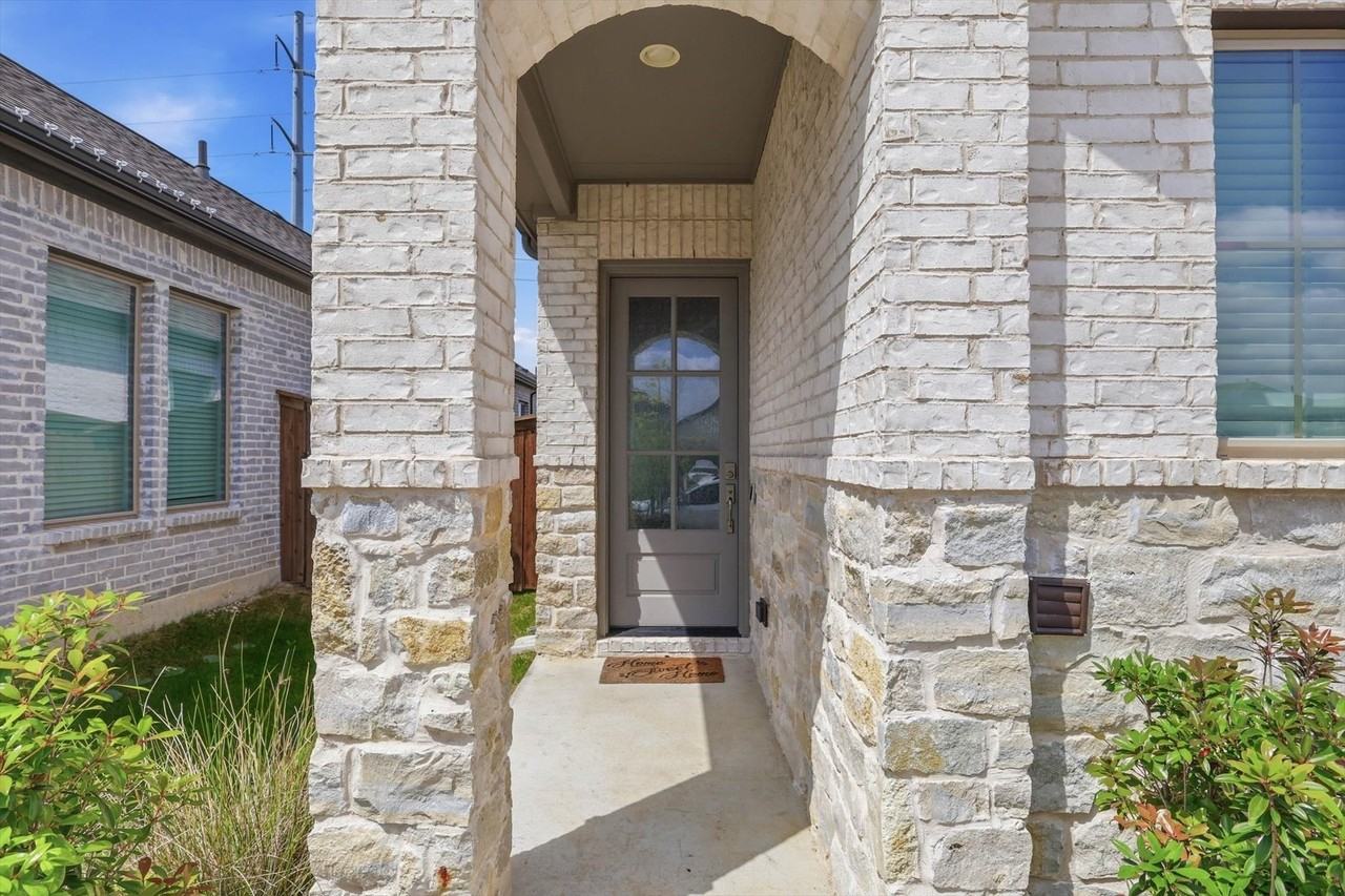 3141 Brazoria Dr - Photo 3 of 34