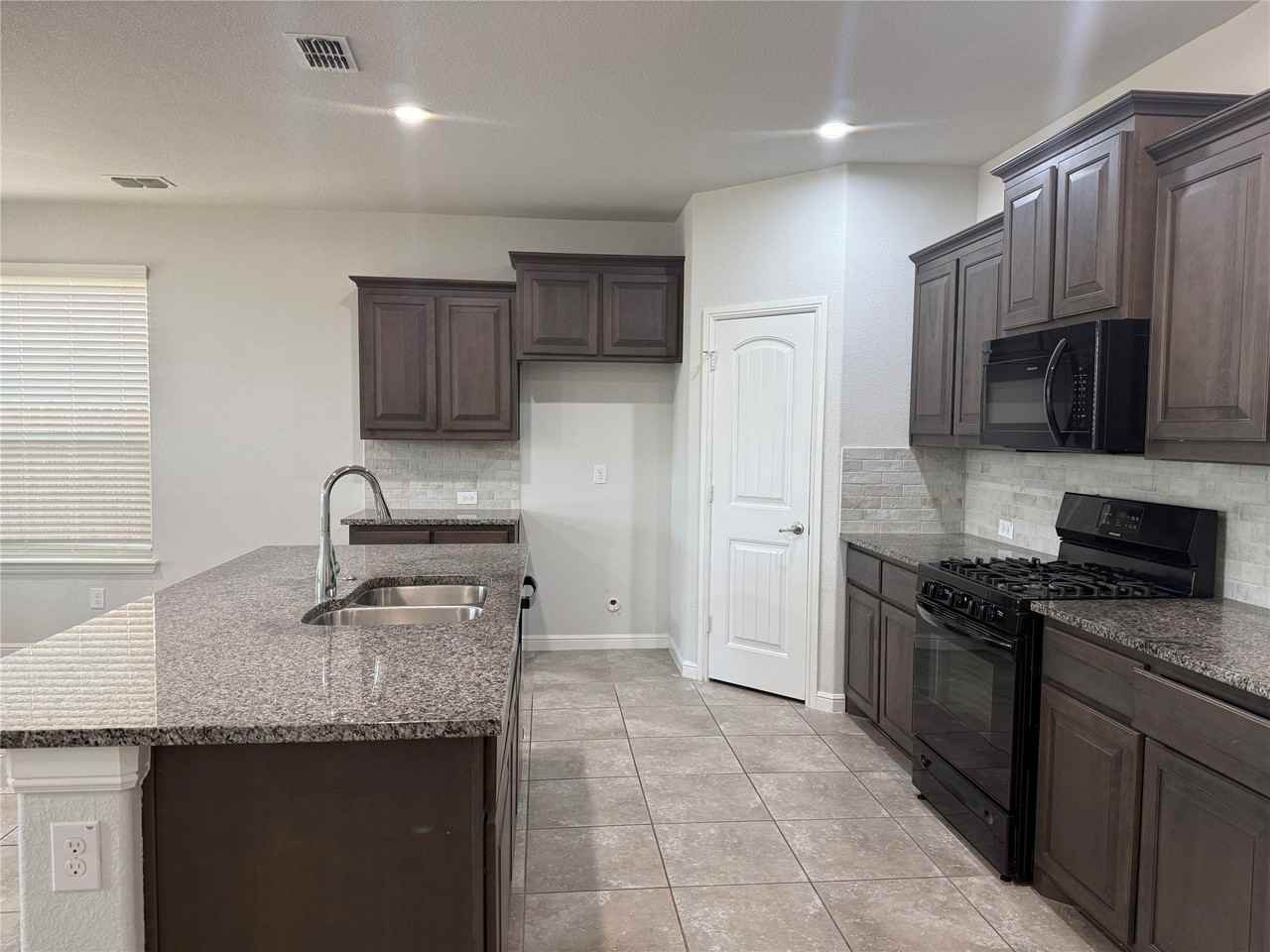 4928 Sugarcane Ln - Photo 3 of 34