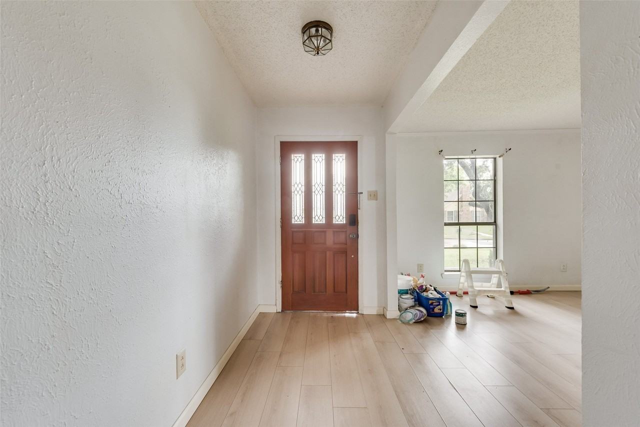 2623 Fallcreek Dr - Photo 3 of 21
