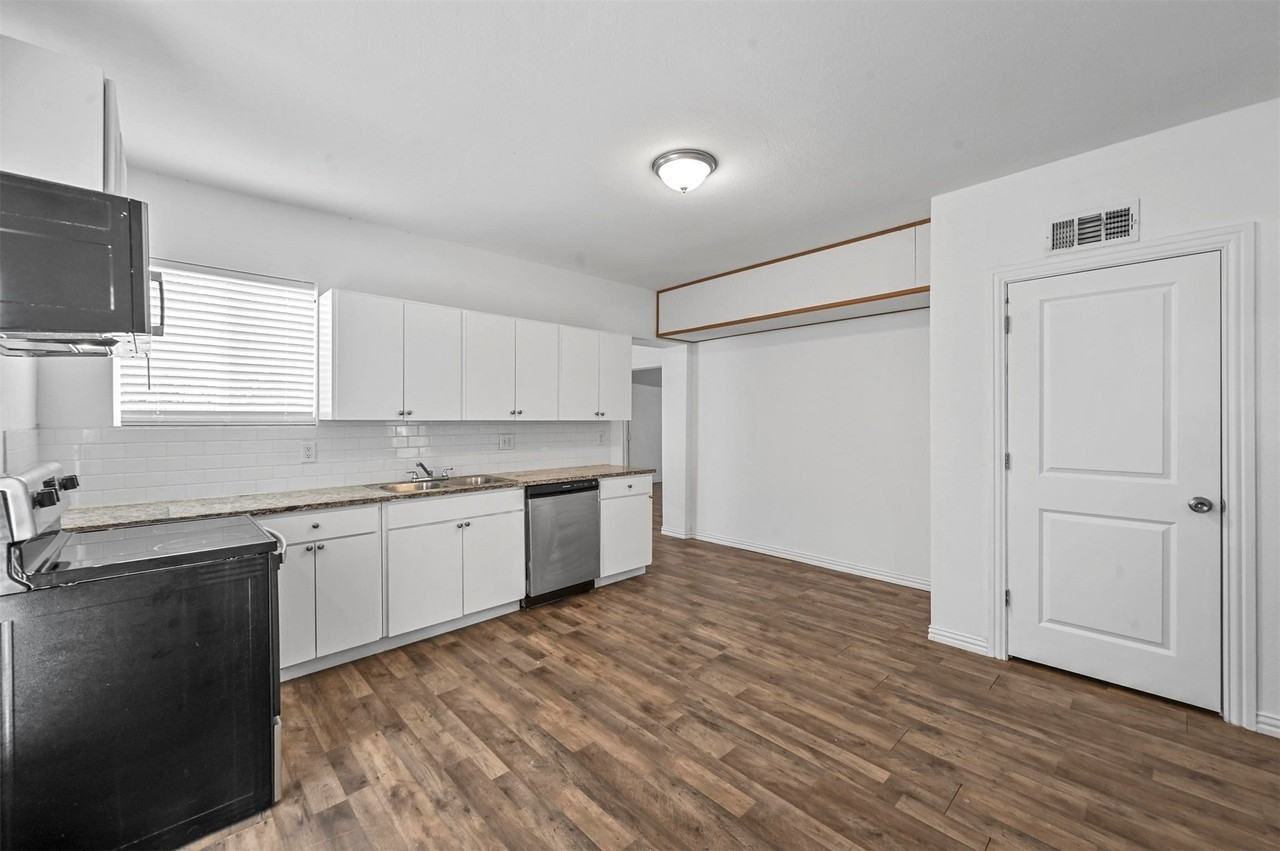 708 W Day St - Photo 3 of 21