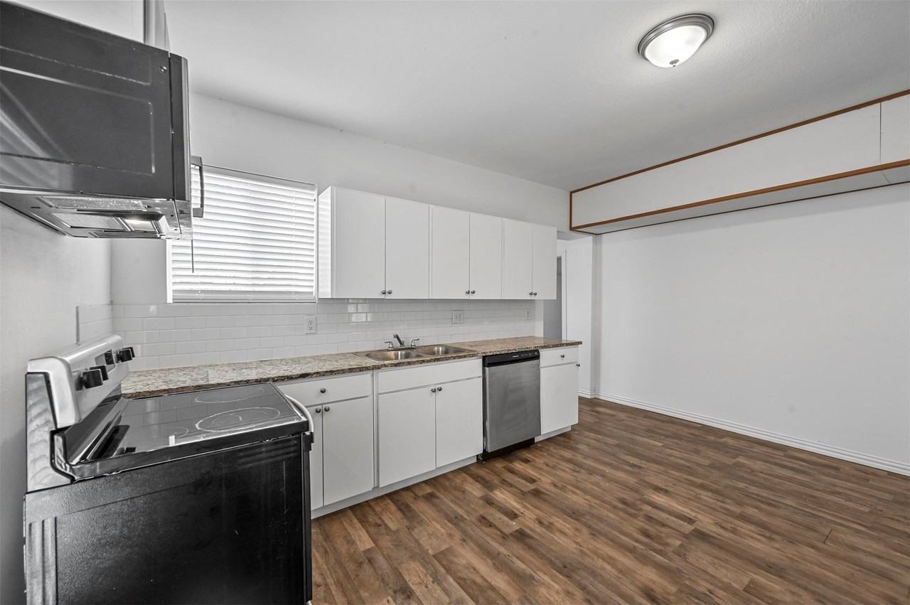 708 W Day St - Photo 4 of 21