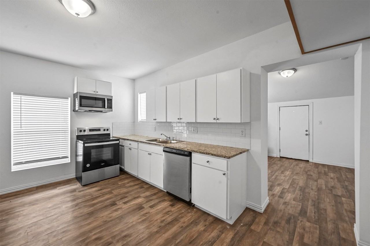 708 W Day St - Photo 6 of 21