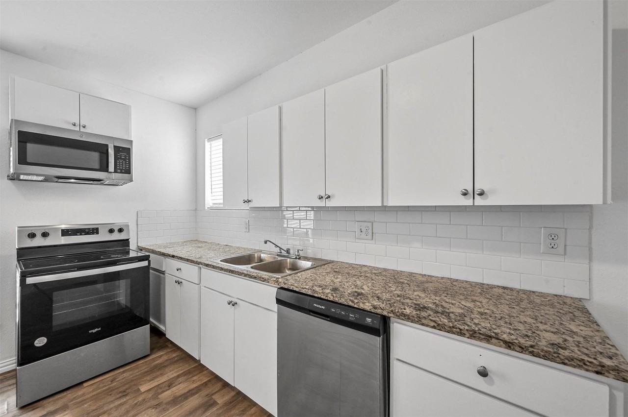 708 W Day St - Photo 7 of 21