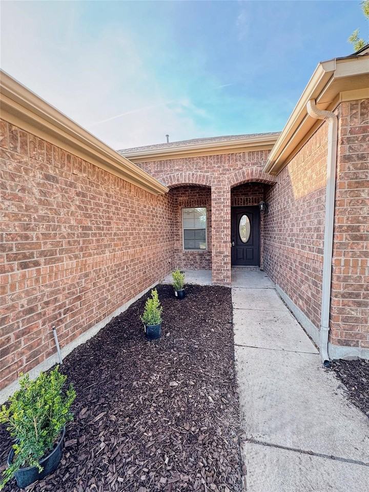 7504 Shasta Dr - Photo 3 of 21