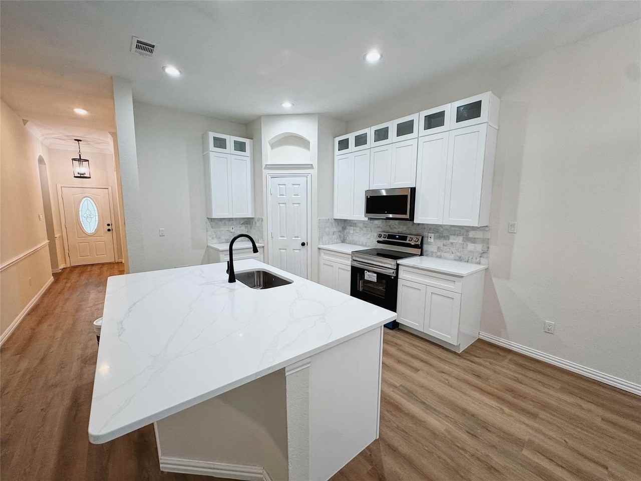 7504 Shasta Dr - Photo 4 of 21