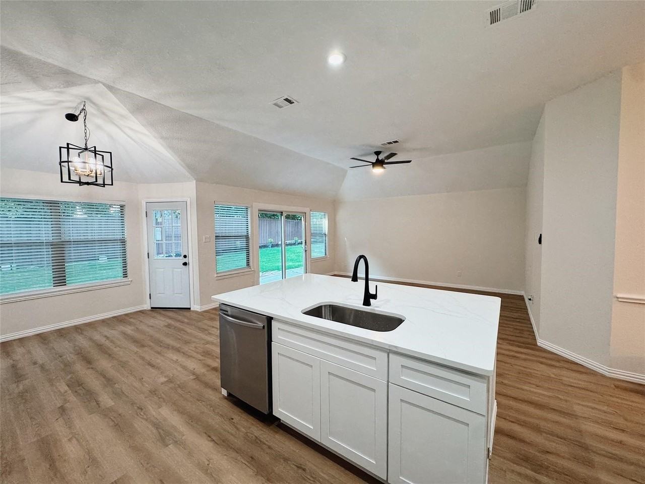 7504 Shasta Dr - Photo 5 of 21