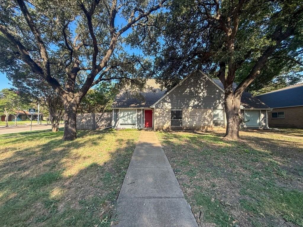 614 Towne House Ln