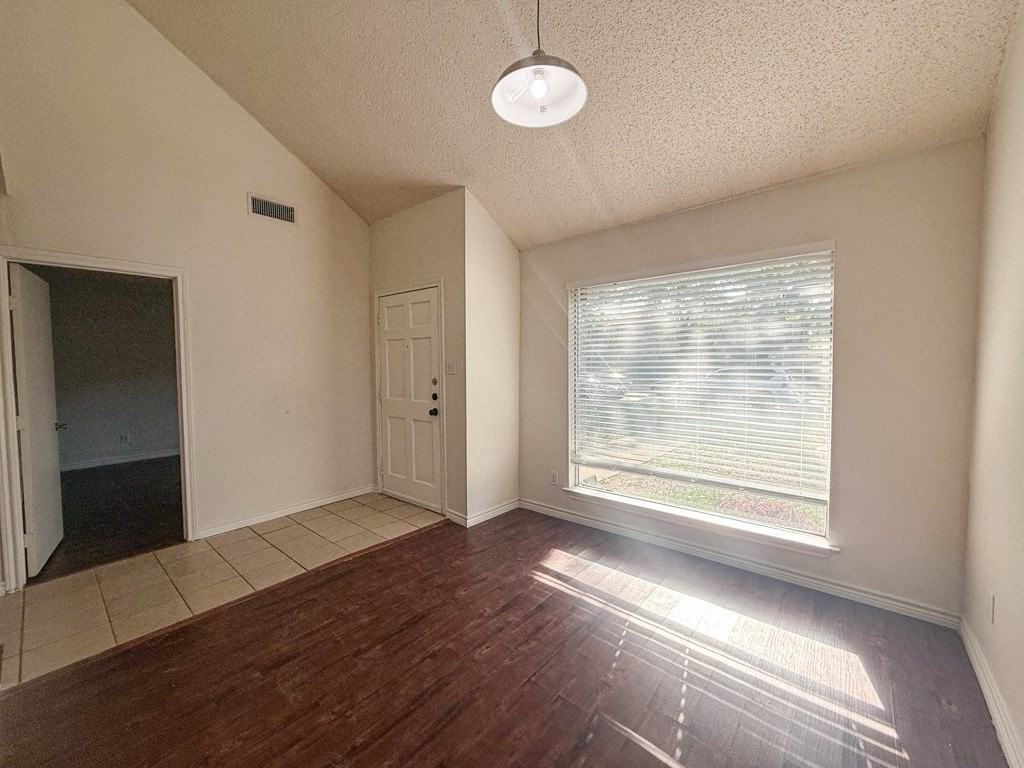 614 Towne House Ln - Photo 5 of 34