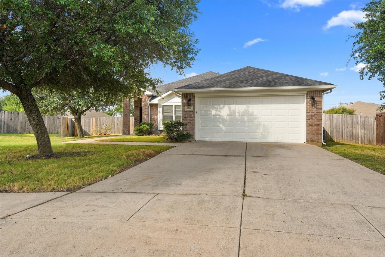 1201 Telese Ct - Photo 3 of 31