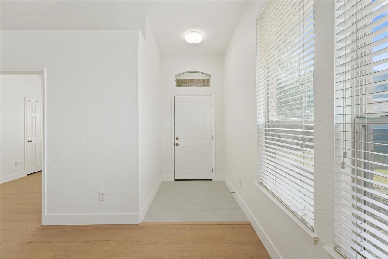 1201 Telese Ct - Photo 4 of 31