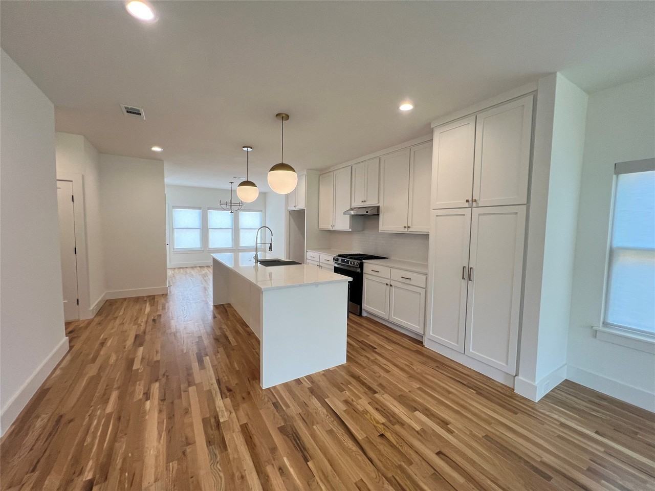 3303 Homer St - Photo 4 of 40