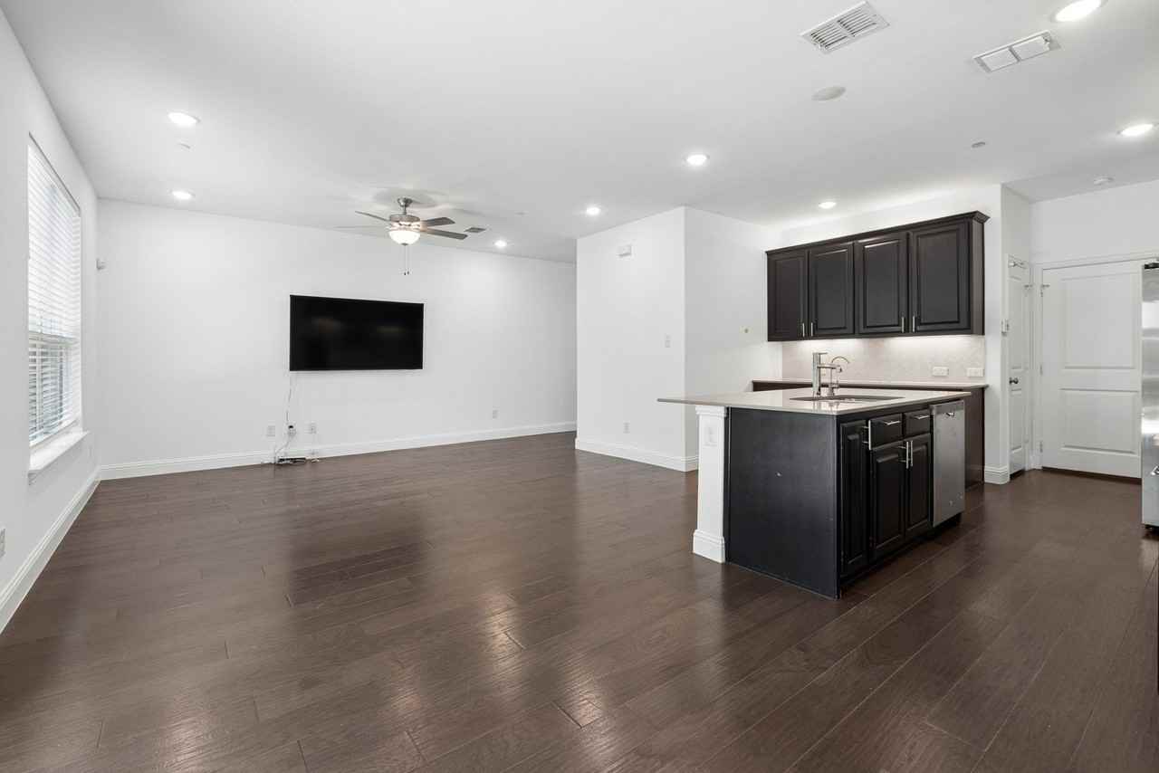 982 Mikaela Dr - Photo 3 of 28