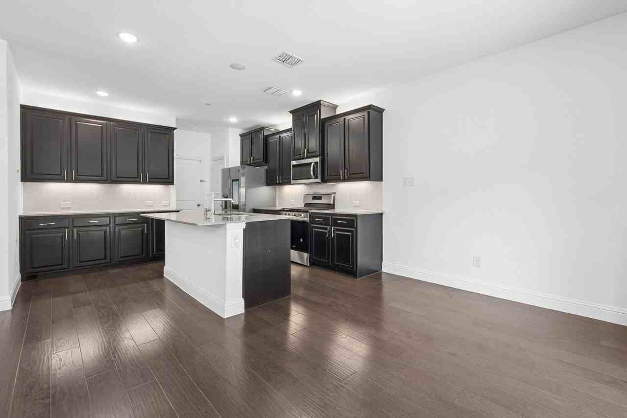 982 Mikaela Dr - Photo 4 of 28