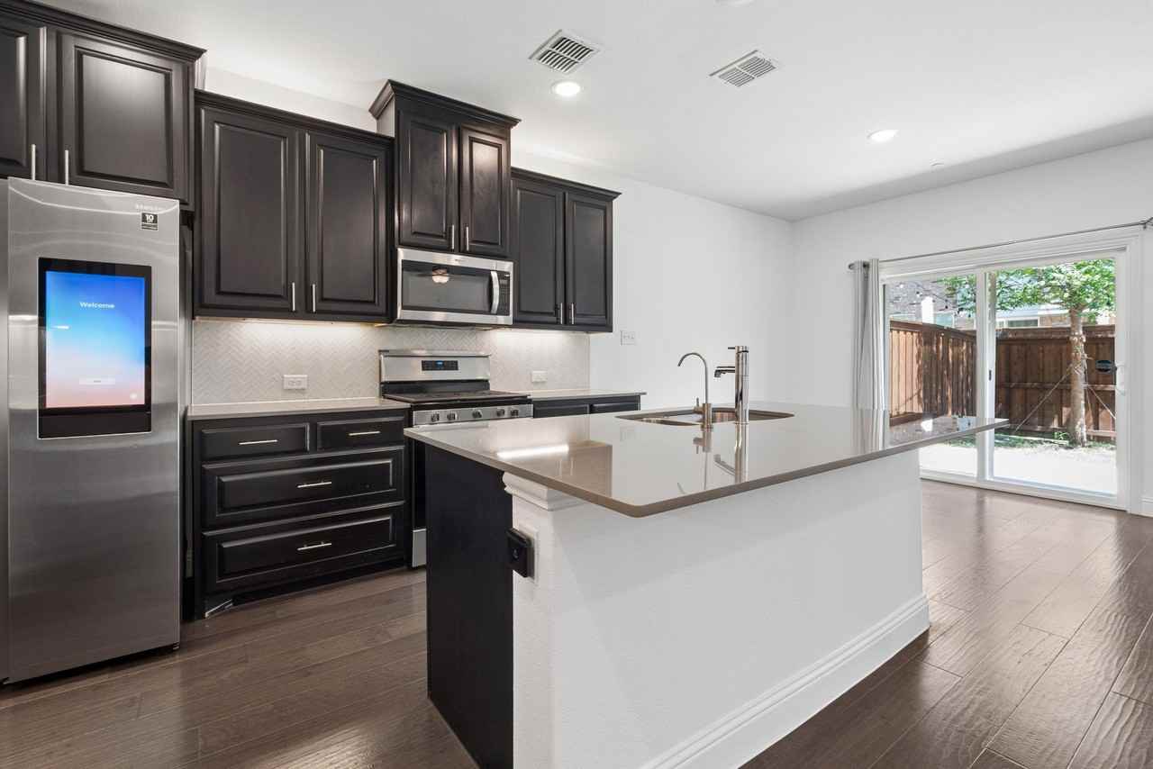 982 Mikaela Dr - Photo 6 of 28