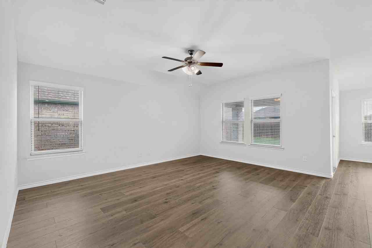212 Goldfinch Dr - Photo 5 of 33