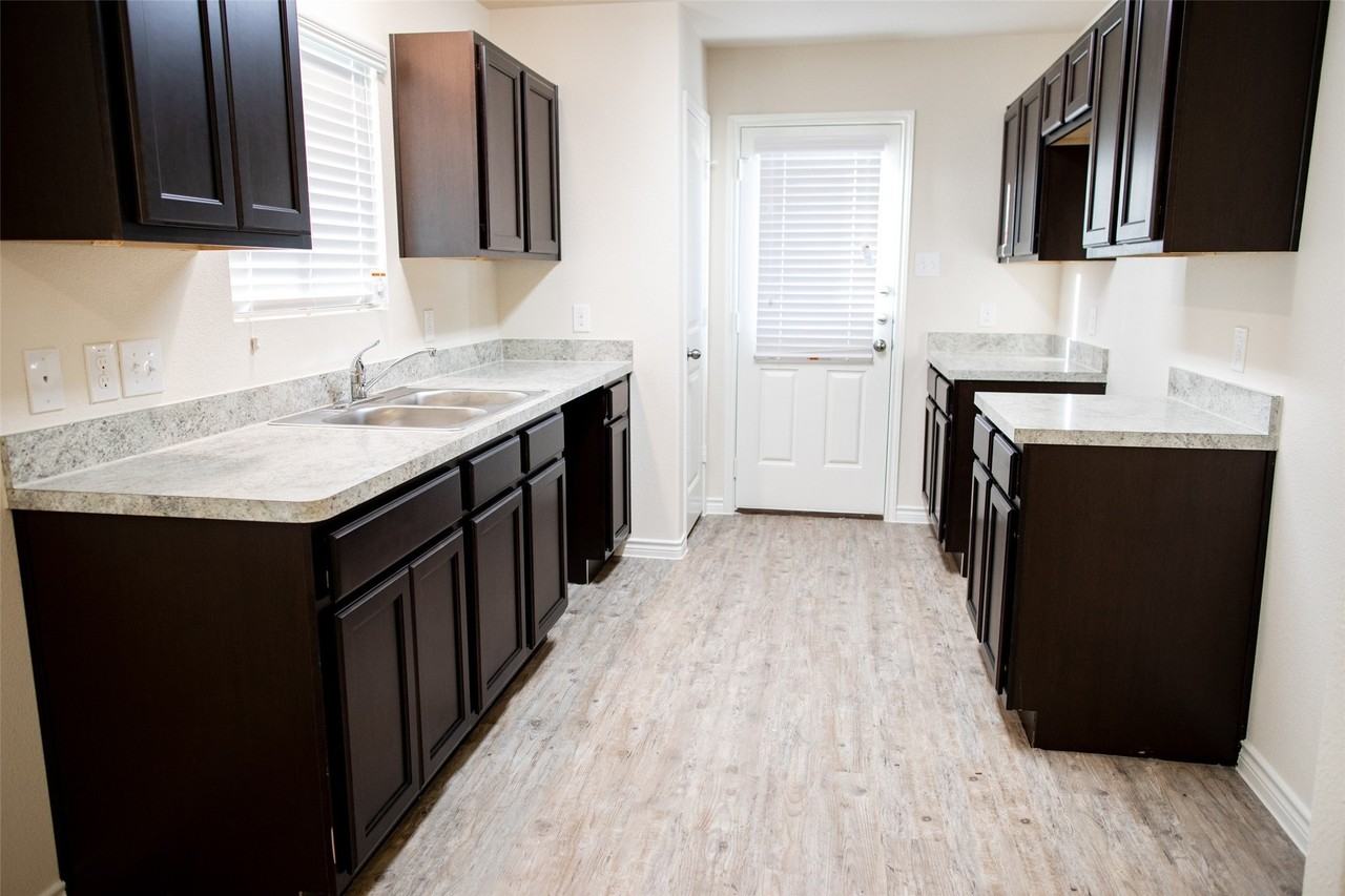 1602 Bobolink Dr - Photo 2 of 10