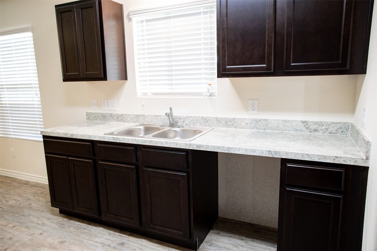 1602 Bobolink Dr - Photo 3 of 10