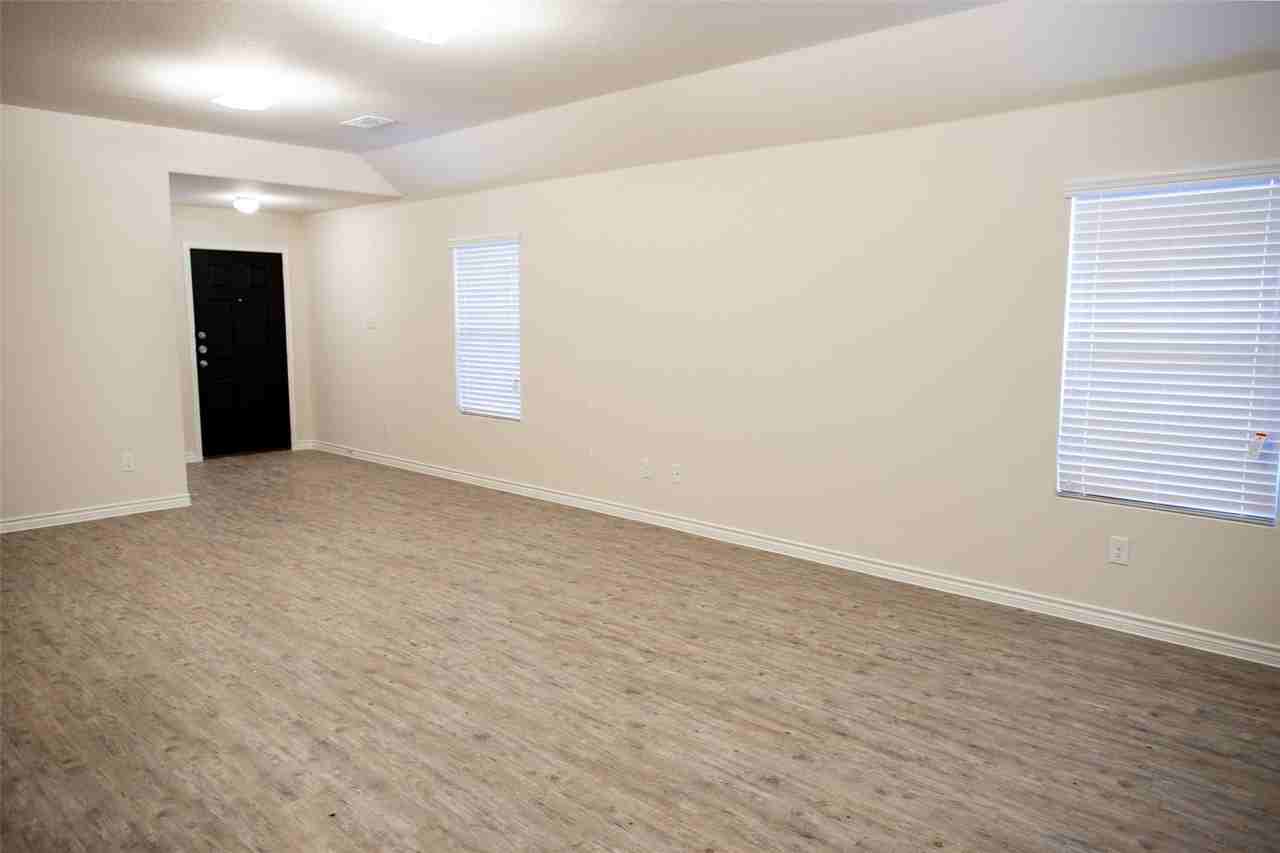 1602 Bobolink Dr - Photo 4 of 10