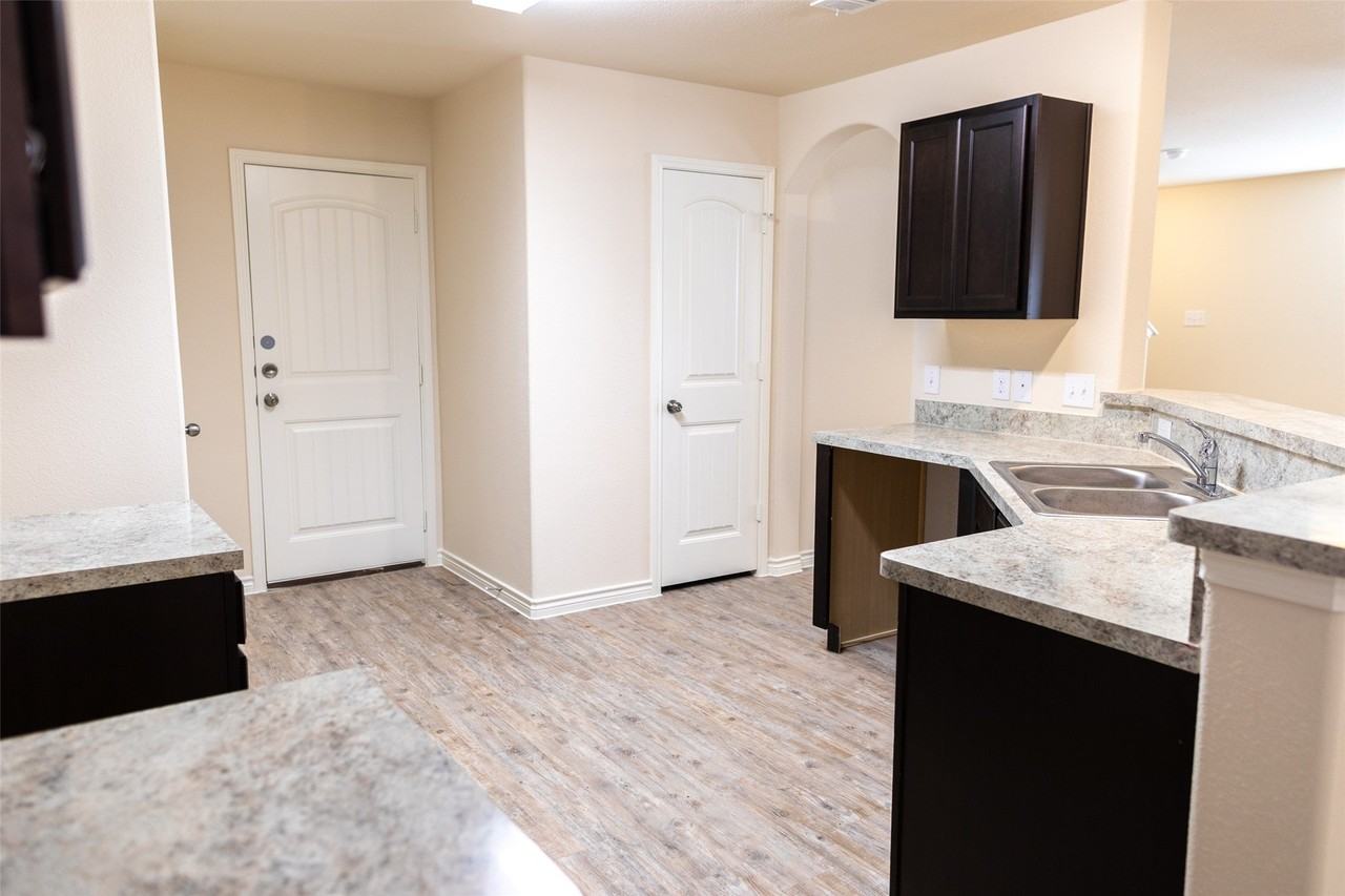 3206 Robin Rd - Photo 4 of 15