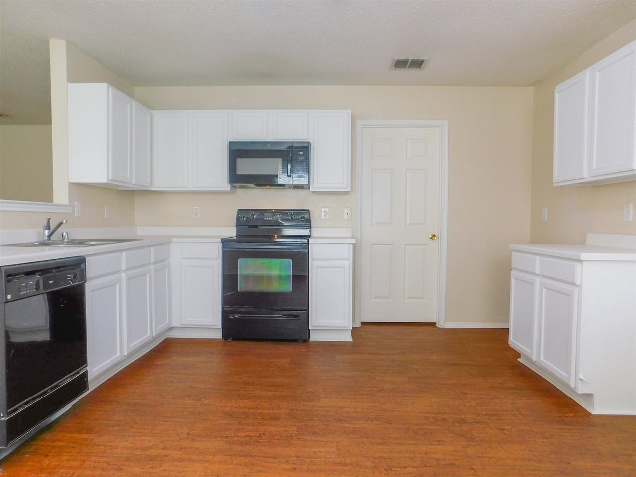 3230 Andalusian Dr - Photo 6 of 21