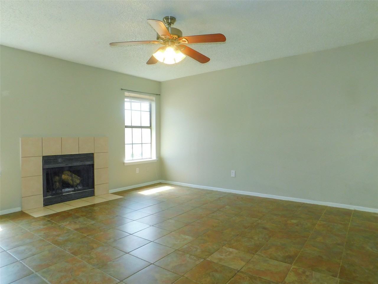 1137 Dallas Dr - Photo 3 of 18
