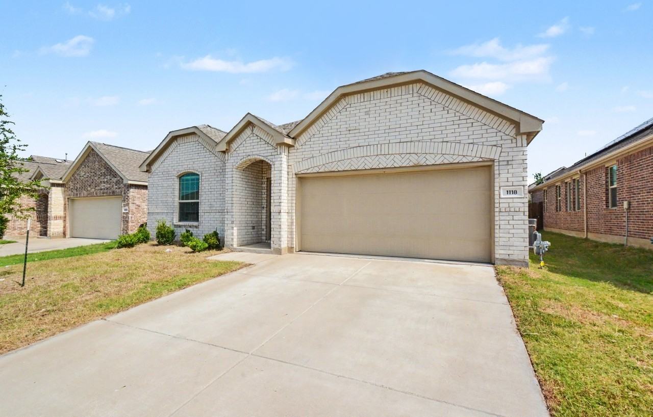 1118 Mahogany Ln - Photo 4 of 38
