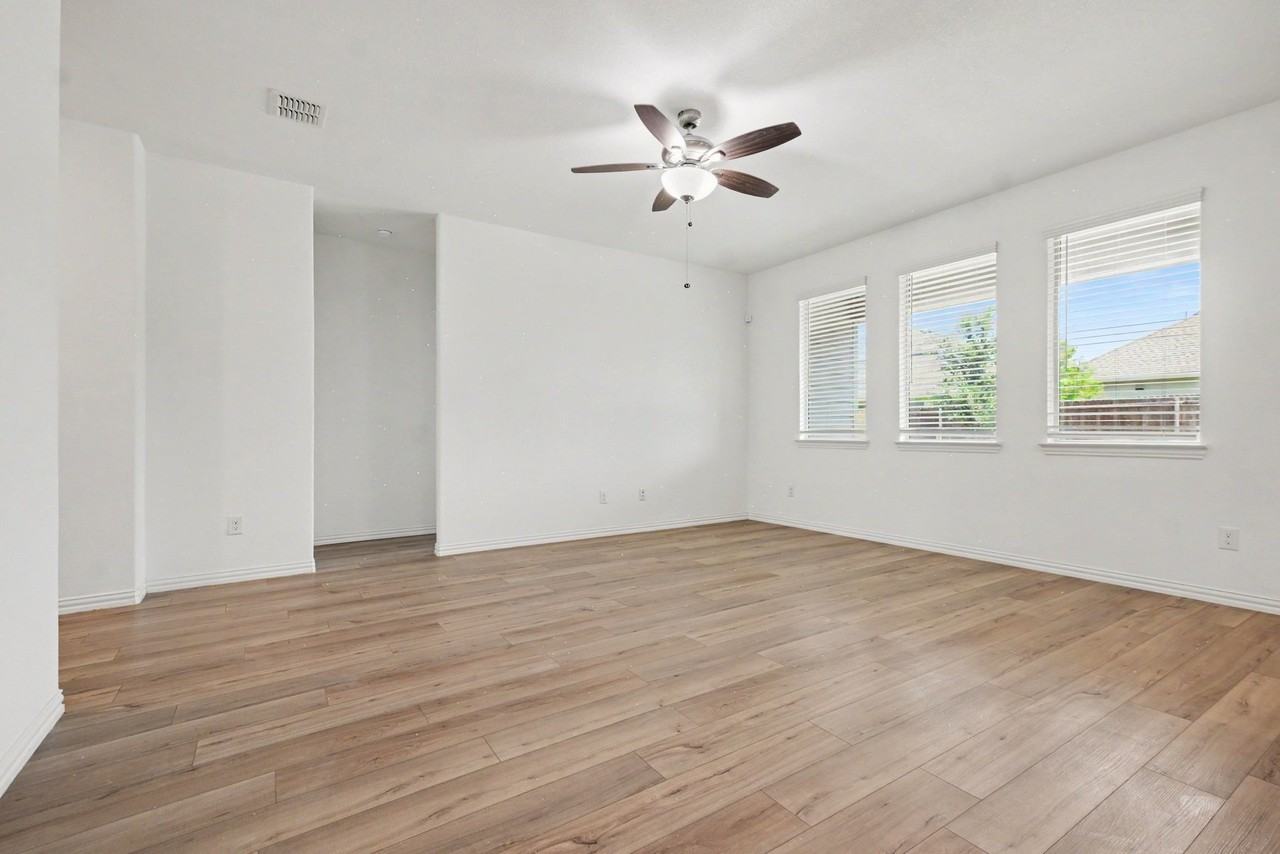 1118 Mahogany Ln - Photo 7 of 38