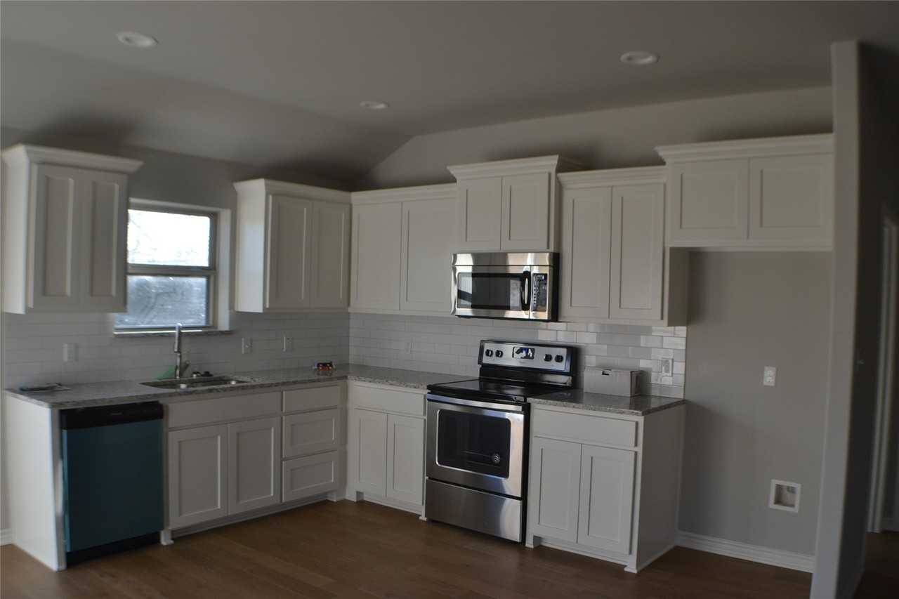 1101 Southridge Ln - Photo 3 of 14