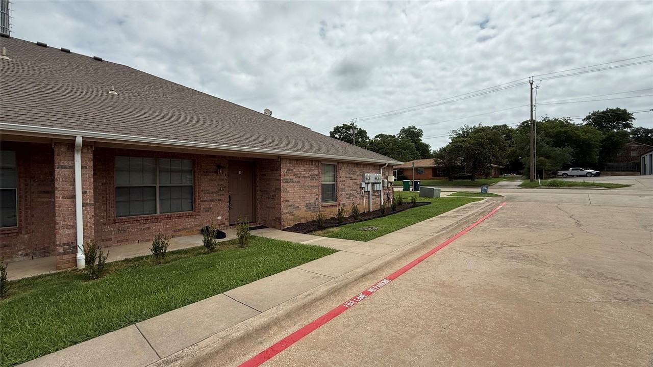 2335 N Elm St - Photo 2 of 22