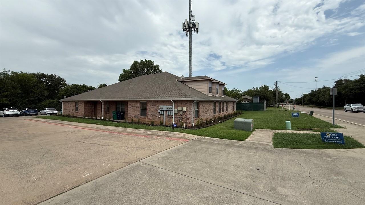 2335 N Elm St - Photo 3 of 22