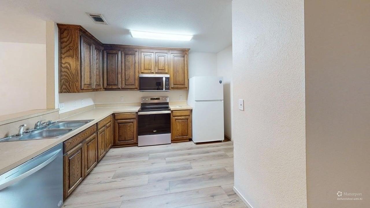 2335 N Elm St - Photo 5 of 22