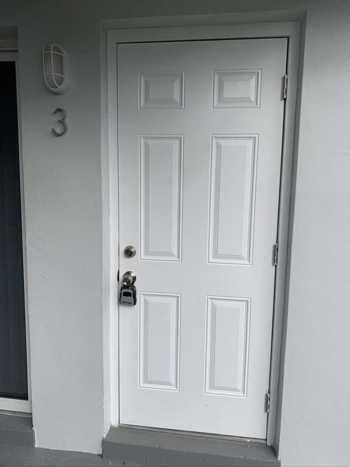1521 Ne 117th St #3 - Photo 3 of 12
