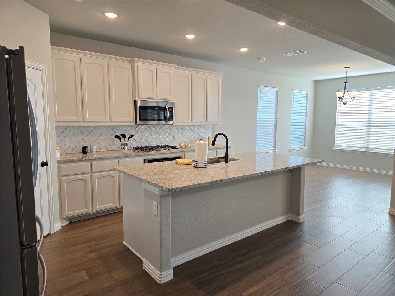 7608 Rothbury Dr - Photo 3 of 33