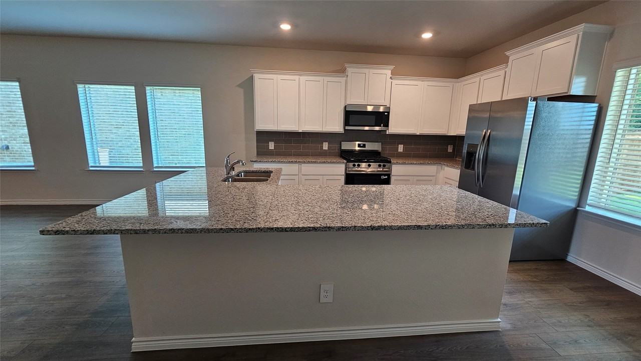 1928 Lostwood Dr - Photo 5 of 13