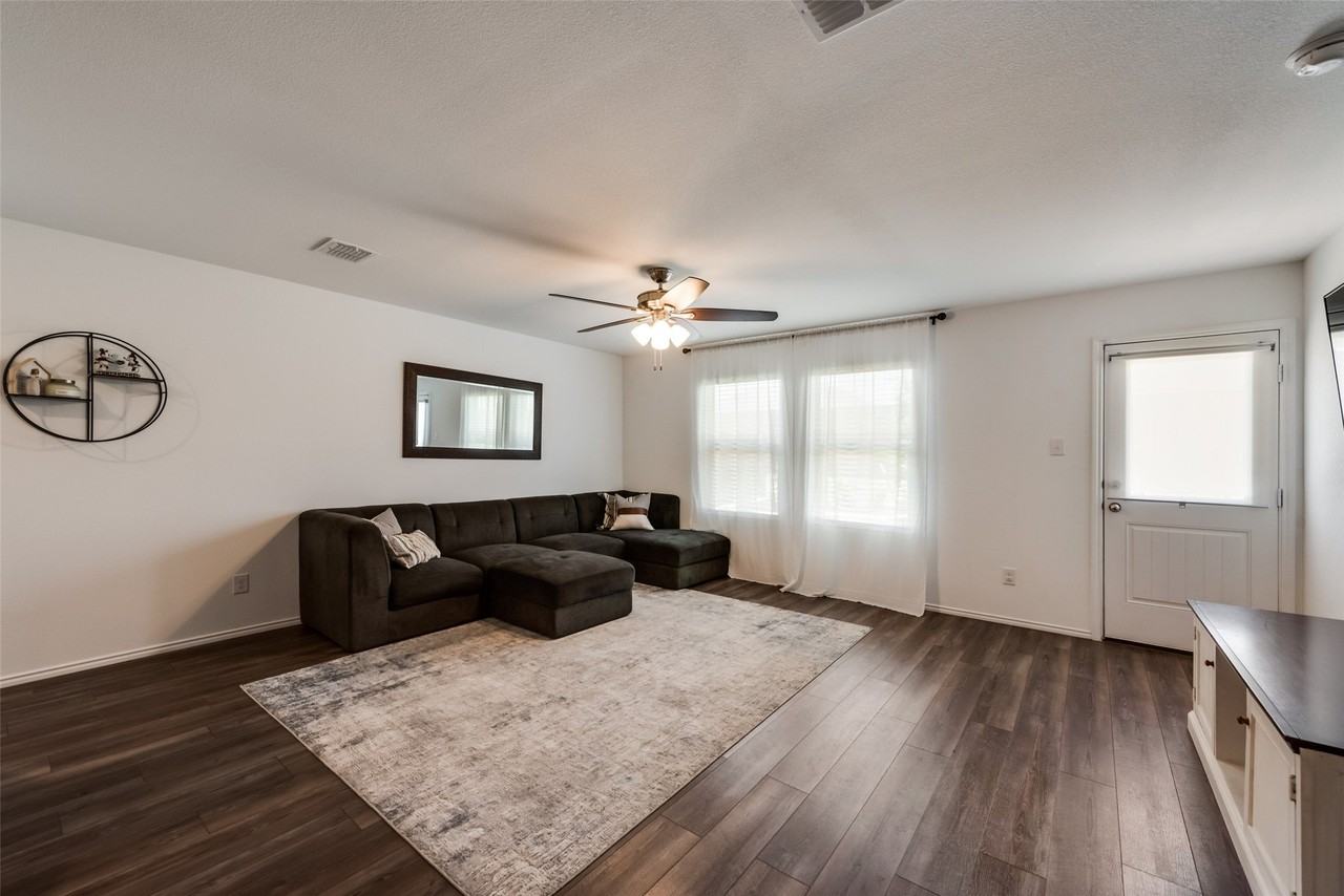 1516 Deerchase Dr - Photo 6 of 16