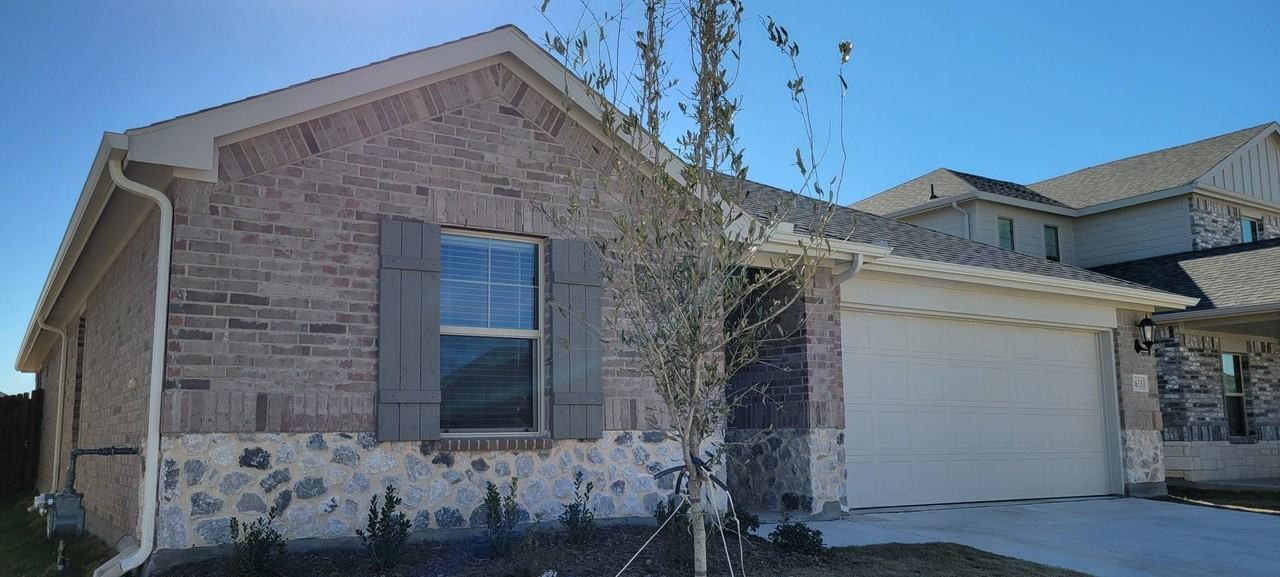 2633 Oneida Ln - Photo 2 of 38