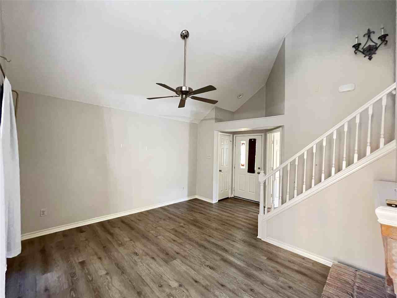10913 Gable Dr - Photo 4 of 39