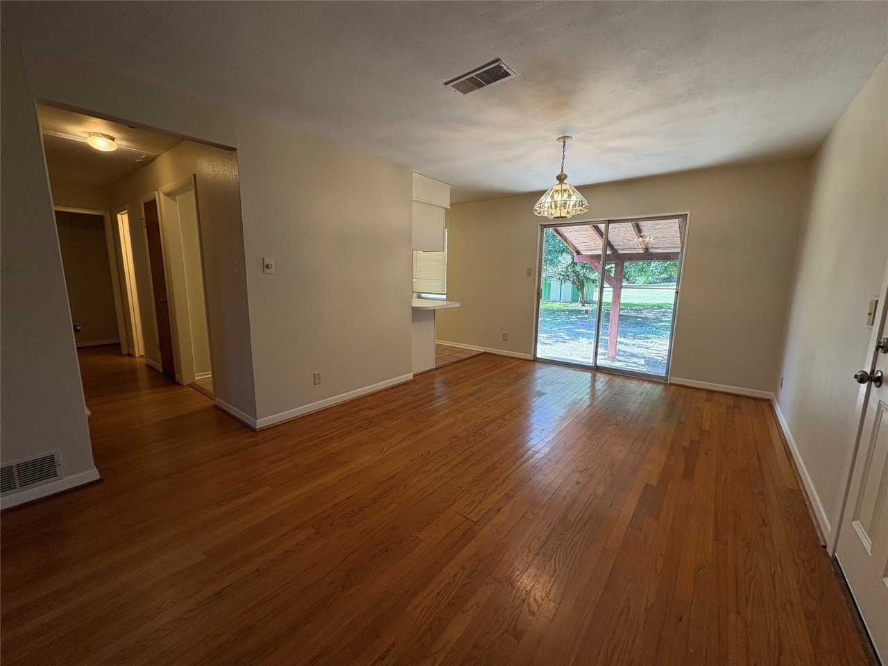 588 Rea Ave - Photo 4 of 18