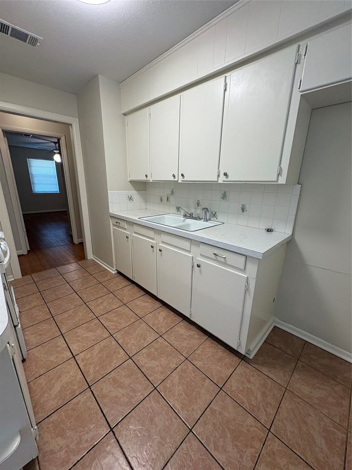 588 Rea Ave - Photo 6 of 18