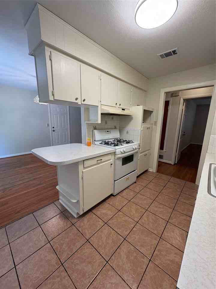 588 Rea Ave - Photo 7 of 18