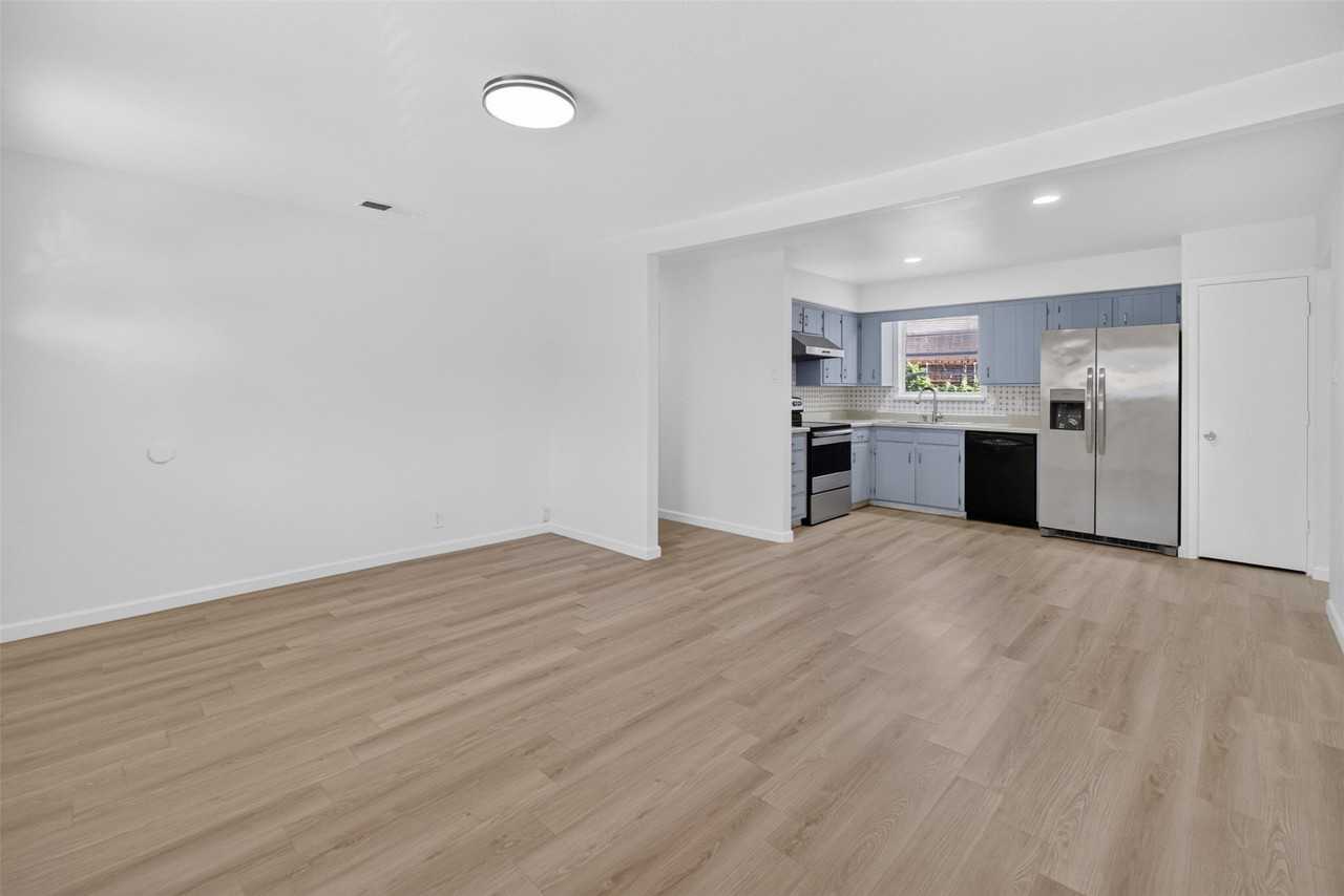2210 Sycamore Dr - Photo 4 of 23