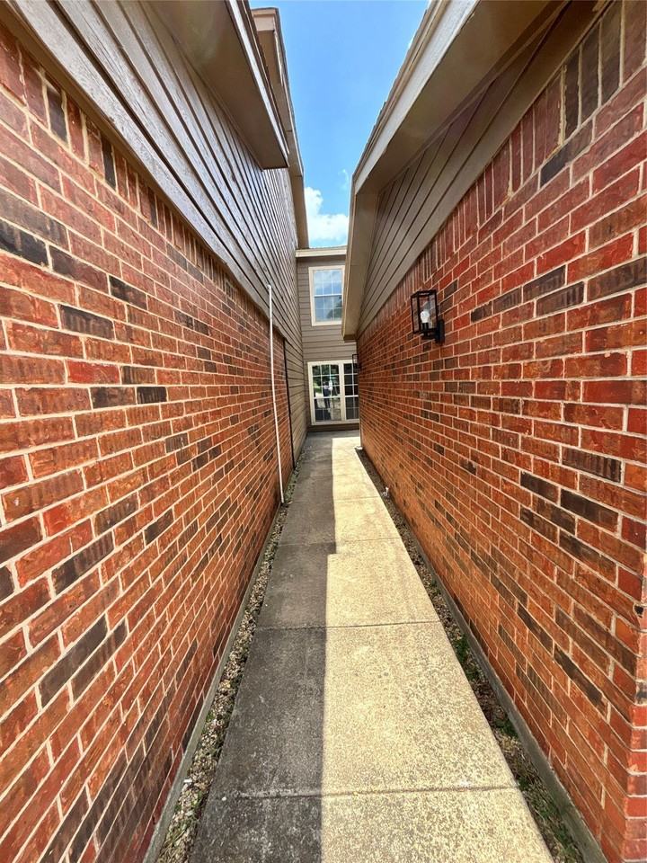 804 Saint Andrews Ct - Photo 2 of 19