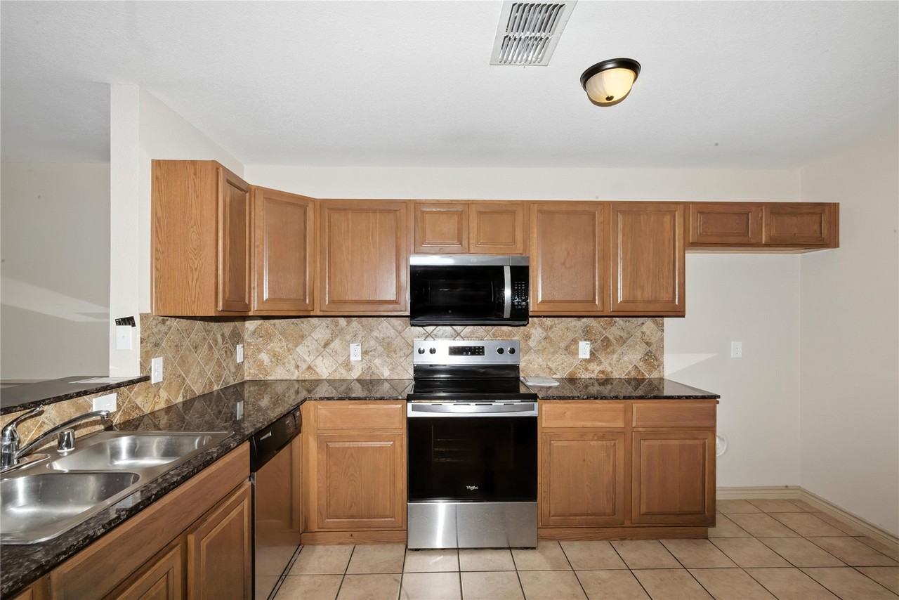 3905 Vista Mar Dr - Photo 4 of 33