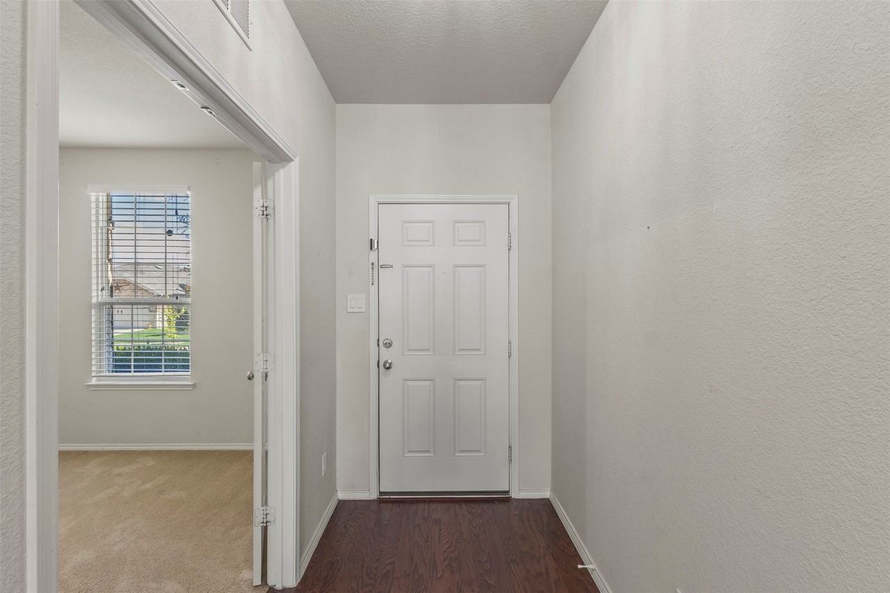 2421 Buelingo Ln - Photo 4 of 39