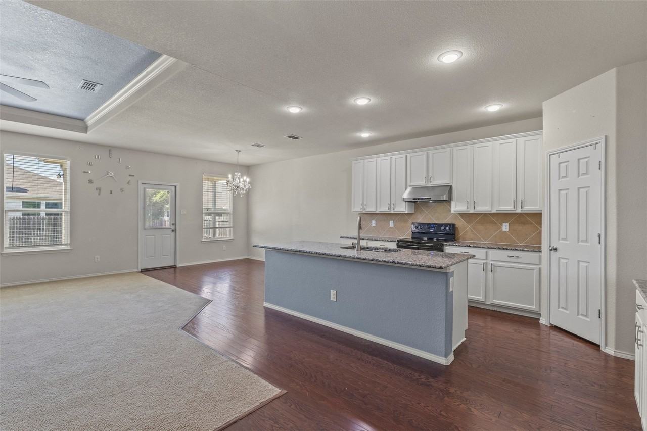 2421 Buelingo Ln - Photo 5 of 39