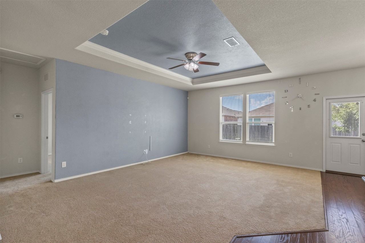 2421 Buelingo Ln - Photo 6 of 39