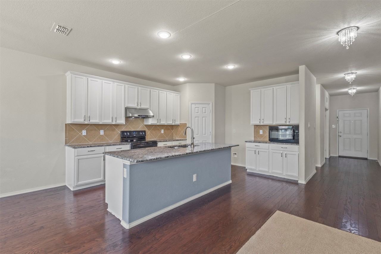 2421 Buelingo Ln - Photo 7 of 39